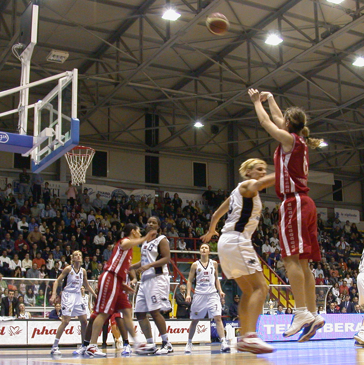 Goaltending en baloncesto: cuándo un tapón es ilegal en FIBA y NBA