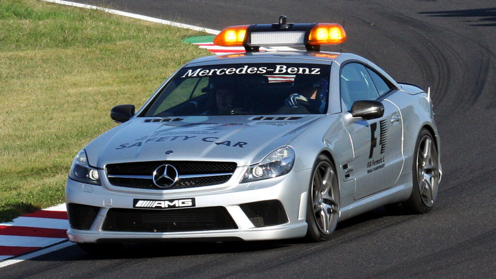 Safety Car delante de Sebastian Vettel en el GP de Japón de 2009. Foto de archivo.