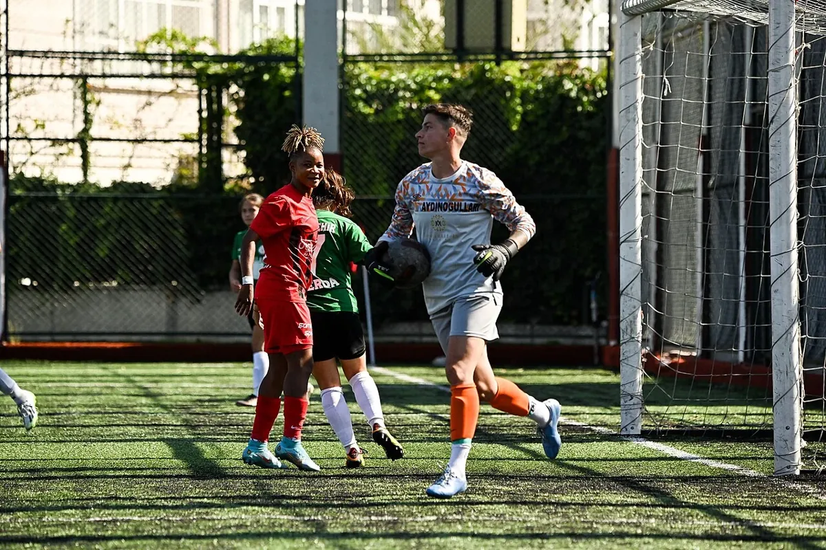 Un portero durante un encuentro. Fotografía de archivo relacionada con el control del balón; no ilustra una decisión arbitral concreta.