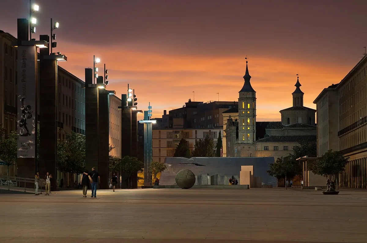 Plaza del Pilar, Zaragoza. Fotografía de archivo; no muestra la alerta meteorológica descrita.